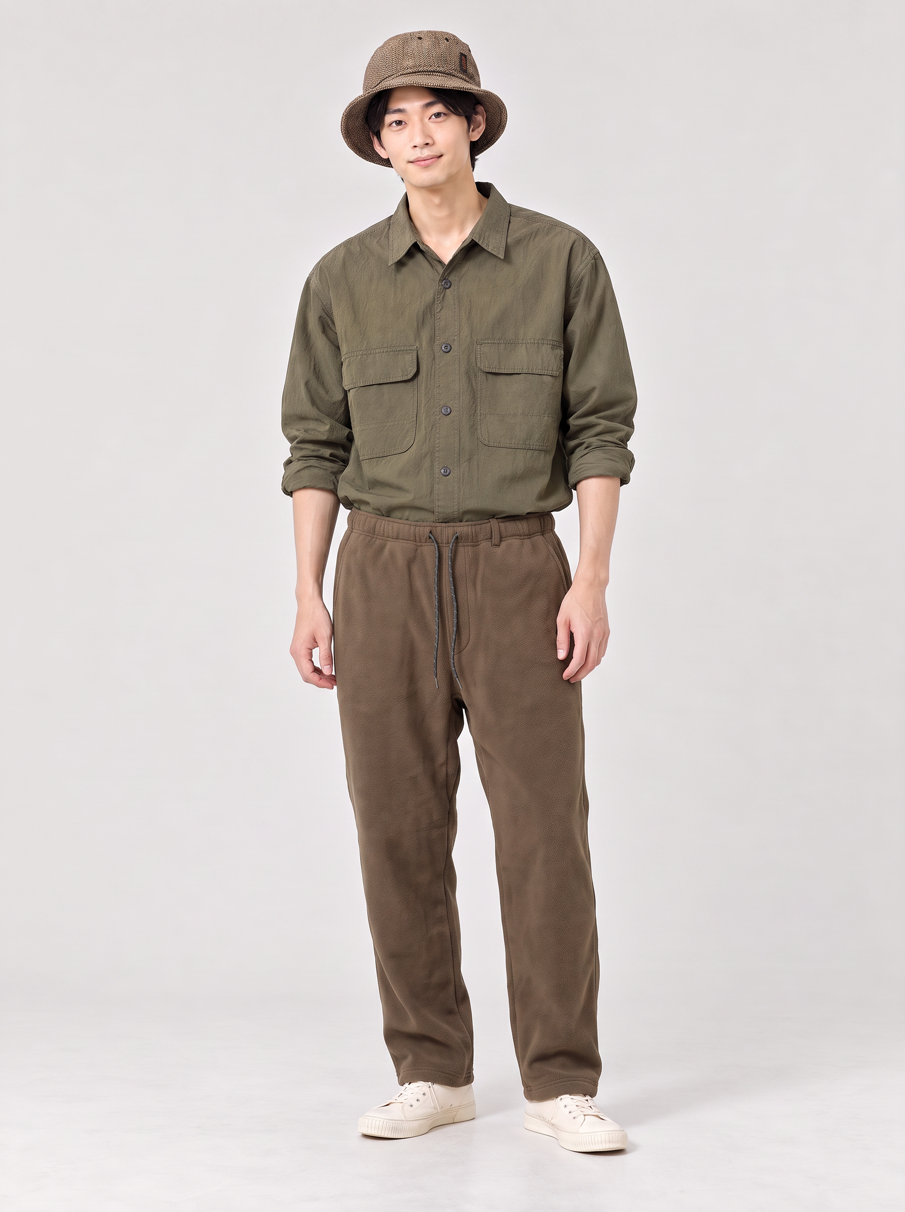 ROKX FLEECE STRINGS DK.KHAKI AI 모델 착용 이미지