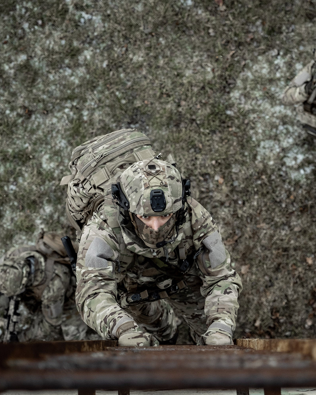 Raptor MiG Multicam 공식 자료의 몸을 뻗어 오르는 장면.